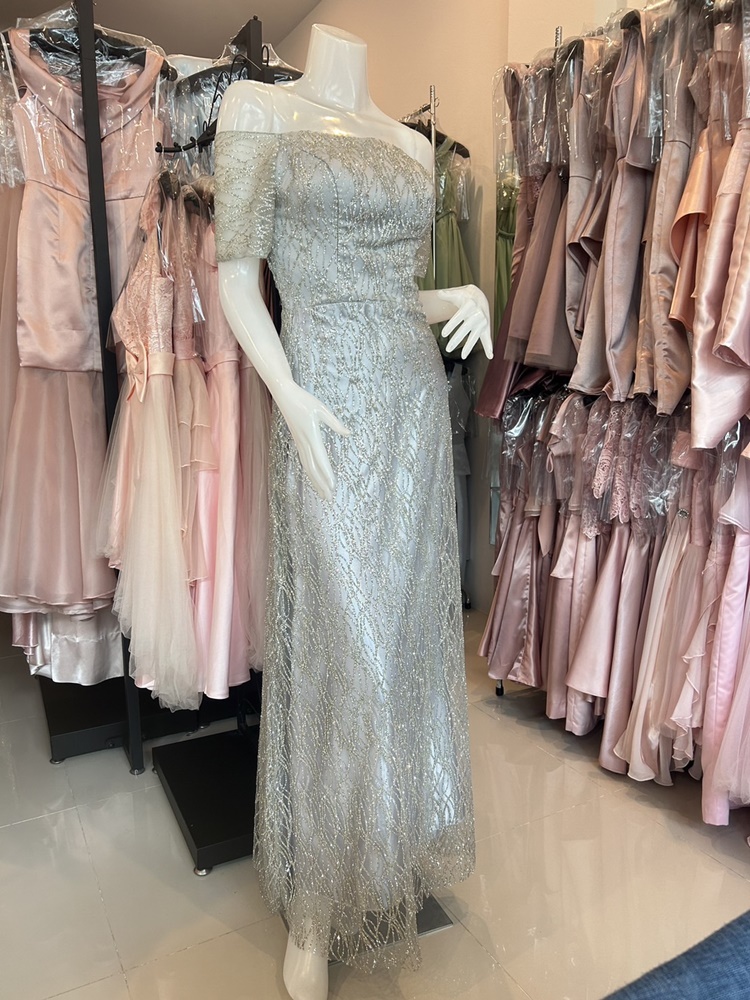 พร้อมเช่า ชุดราตรียาว แบบไหล่ปาดแขนสั้น สีเทา แต่งเม็ดกากเพชรทั้งชุด มาพร้อมเข็มขัดรูปใบไม้สีทอง หรูมาก