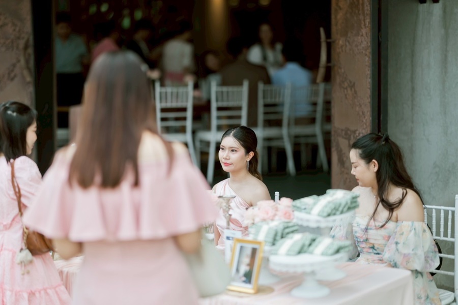 พร้อมเช่า ชุดเดรส เดรสไหล่เดียว แพทเทิร์นเก๋ จับเดรปหน้า สีโอโรส