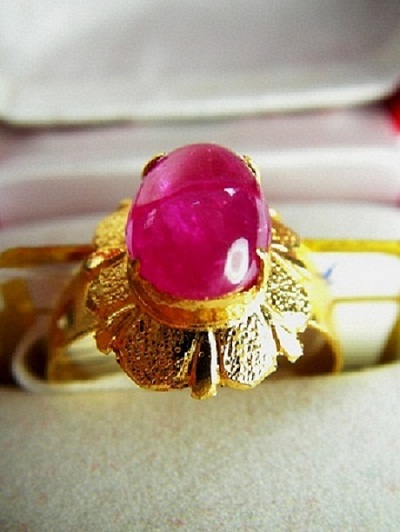 RUBY ทับทิมพม่า เนื้อแก้วใสแดงสด แหล่งกำเนิด พม่า100% เนื้อแก้วใสแดงสด ทรงกองข้าว ล้อมเพชรสวยมากขนาด 11.17x7.48x4.31 มม. นน. 3.75 ct.