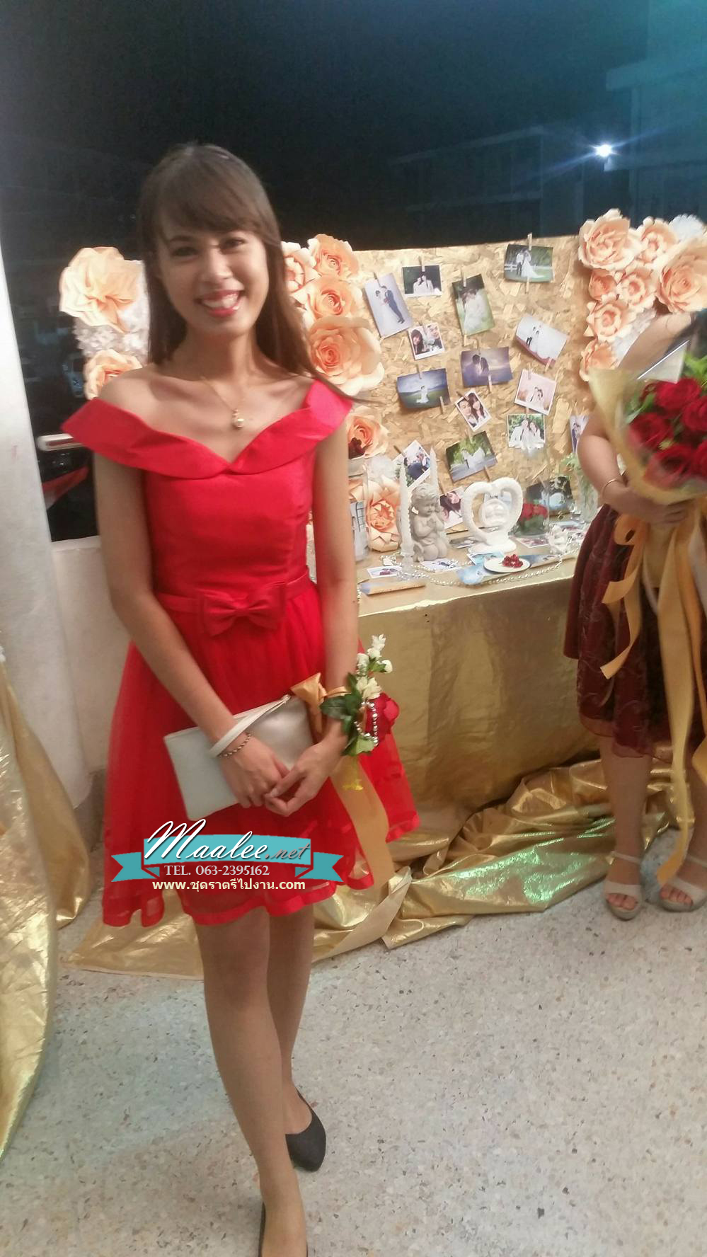 พร้อมเช่า ชุดราตรีสั้น แบบไหล่ปาด ผ้าไหมดัชเชส กระโปรงผ้าตาข่าย&แต่งริ้บบิ้นเก๋ๆชายกระโปรง และโบว์ช่วงเอว สีแดง (เชือกผูกหลัง)