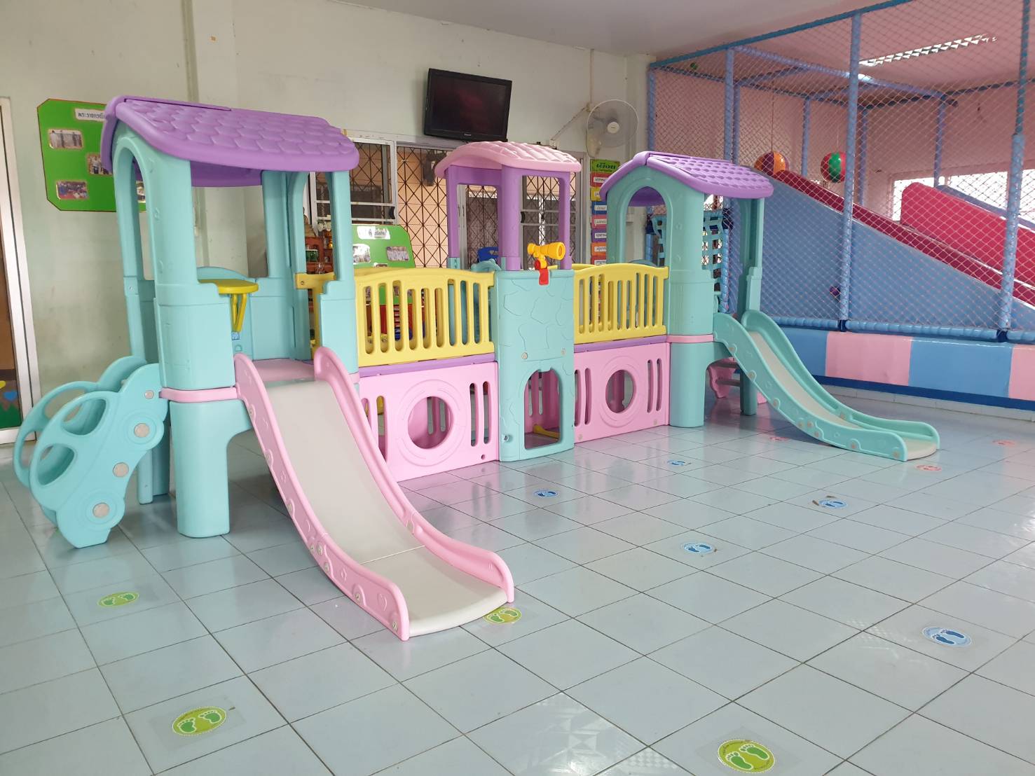 เครื่องเล่นสนาม บ้านจำลองเด็ก บ้านน้อย3ป้อมพร้อมบันไดรถ (สีหวาน) จัดส่งฟรี