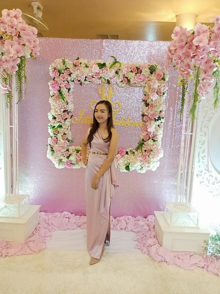 พร้อมเช่า ชุดเดรส เดรสไหล่เดียว ผ้าดัชเชส แพทเทิร์นเนียบ แต่งระบายสะโพก สีชมพูอมม่วง