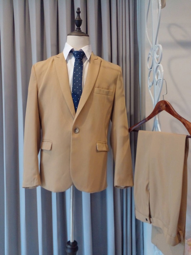 พร้อมเช่า ชุดสูทชาย สีน้ำตาลทอง รุ่นกระดุมเดียว เนื้อผ้าเบาใส่สบาย