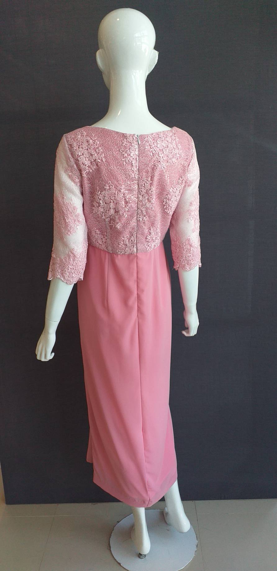 พร้อมเช่า ชุดไทยคุณแม่ เดรสเสื้อลูกไม้ เดรสยาว เรียบหรู สีกลีบบัว