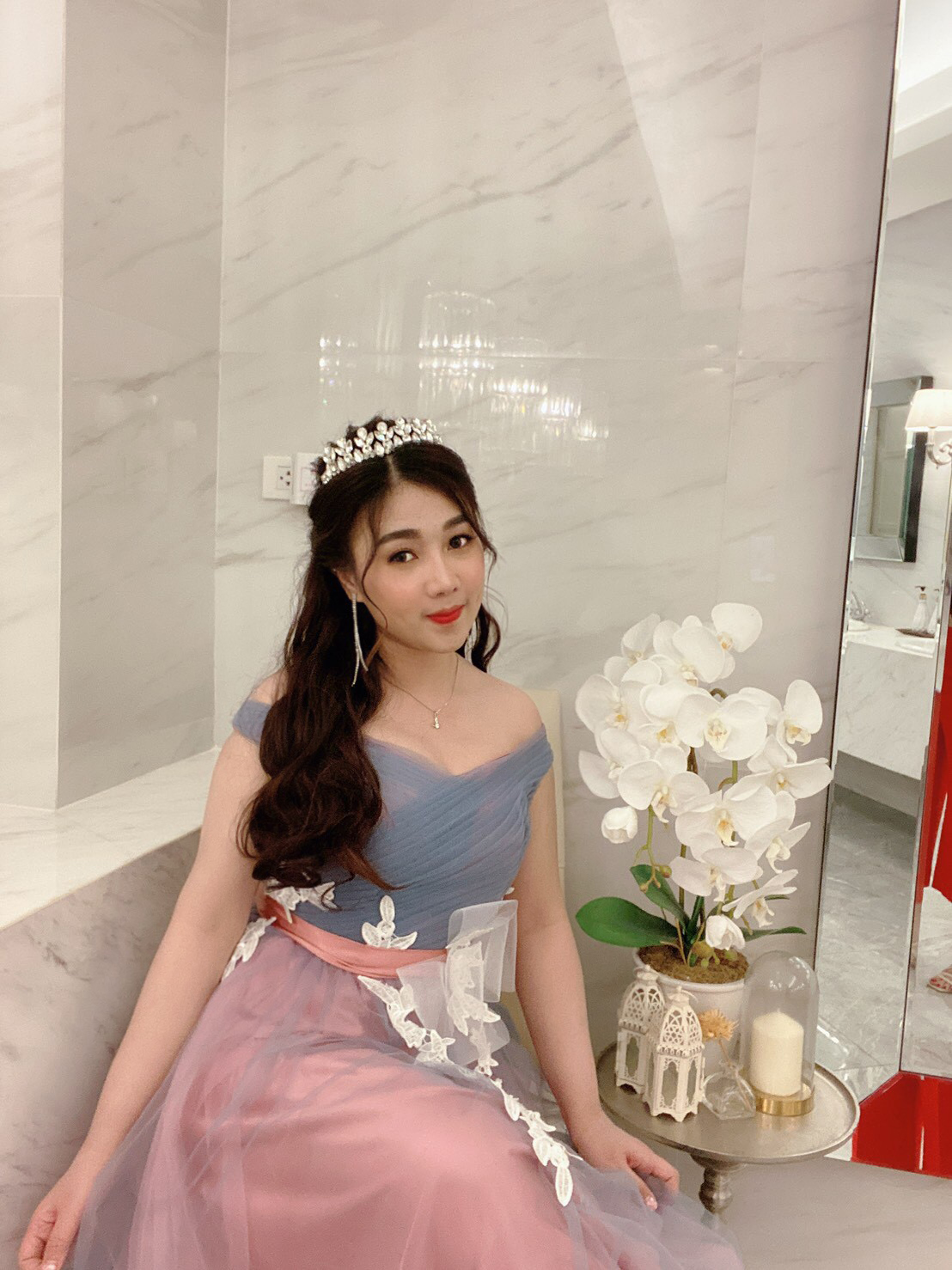 พร้อมเช่า ชุดราตรียาว แบบไหล่ปาด สีเทา-ชมพู Two Tone สไตล์เจ้าหญิง สวยหวานน่ารักมาก เนื้อผ้าตาข่าย แต่งโบว์และลูกไม้ช่วงเอว (เชือกผูกหลัง)