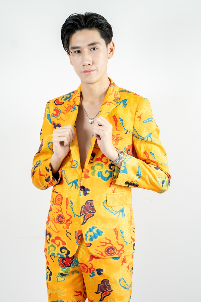 พร้อมเช่า ชุดสูทจีนชาย สีเหลืองทอง พิมพ์ลายกราฟฟิก สไตล์จีน *ไม่มีเสื้อกั๊ก*