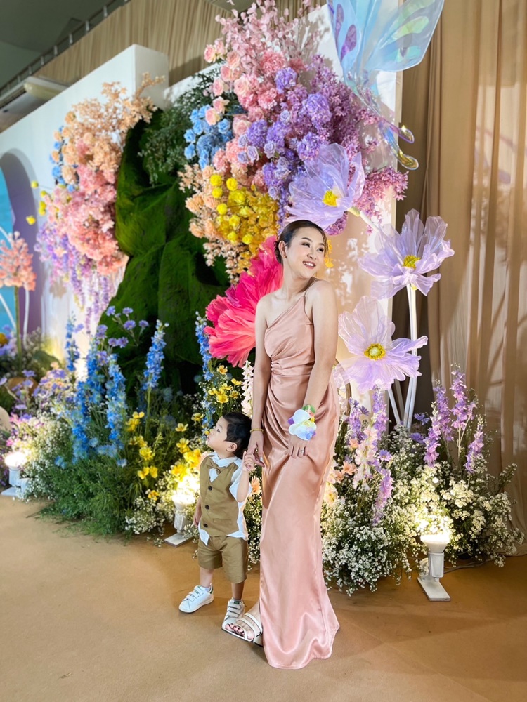 พร้อมเช่า ชุดเดรส ชุดออกงาน ราตรียาว ไหล่เดี่ยว ผ้าซาร่าเงาใส่แล้วผอม สีโรสโกล์ด