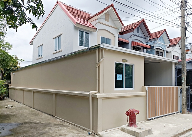 ขายทาวน์เฮ้าส์หมู่บ้านกรุงทอง สายไหม33 แบบ 3 ห้องนอน 2 ห้องน้ำ รีโรเวทใหม่ พร้อมเข้าอยู่ ฟรีโอน