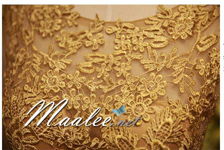 พร้อมเช่า ชุดราตรียาว แขนสามส่วน สีทอง อกแต่งลูกไม้ กรโปรงเนื้อผ้ามัน คาดเอวคริสตัล เพิ่มเข็มกลัดโบว์ช่วงหลัง