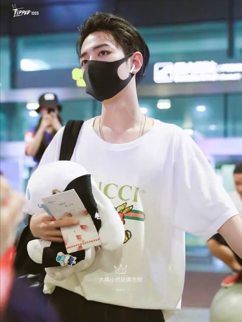 ชุดตุ๊กตา เซียวจ้าน (20cm.) ชุดเสื้อยืดสนามบิน