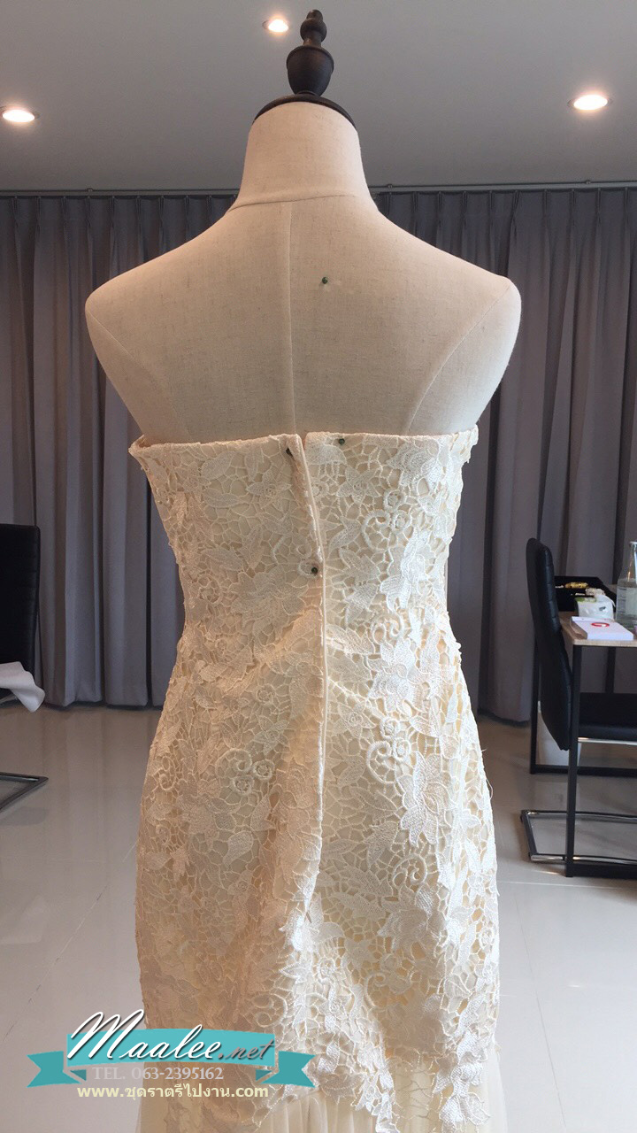 พร้อมส่ง ชุดราตรียาว สีครีม แบบเกาะอก ลายลูกไม้ ทรงหางปลาแต่งผ้าตาข่าย (เชือกผูกหลัง)
