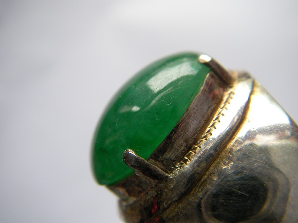 หยกพม่า jadeite หรือ jade เนื้อเทียน สีเขียวแปร ทรงรีไข่นูน ขนาด 11.6x14.8x5.8 mm. นน. 7.90 ct. ราคาโทรถาม