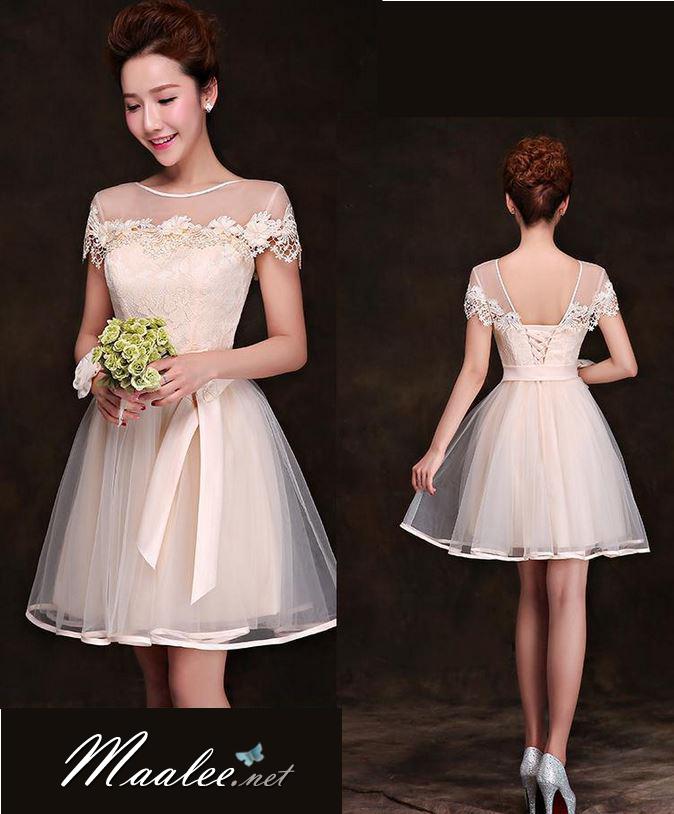 พร้อมเช่า ชุดราตรีสั้น แขนสั้น สีครีม ช่วงบนแต่งผ้าตาข่ายแซมดอกสวย กระโปรงตาข่าย แถมโบว์คาดเอว&โบว์ผูกข้อมือ (เชือกผูกหลัง)