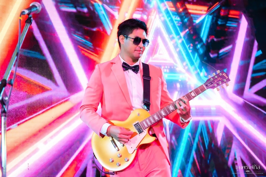 พร้อมเช่า ชุดสูทชาย สูทสีชมพูอมส้ม Coral Pink (ไม่มีเสื้อกั๊ก)