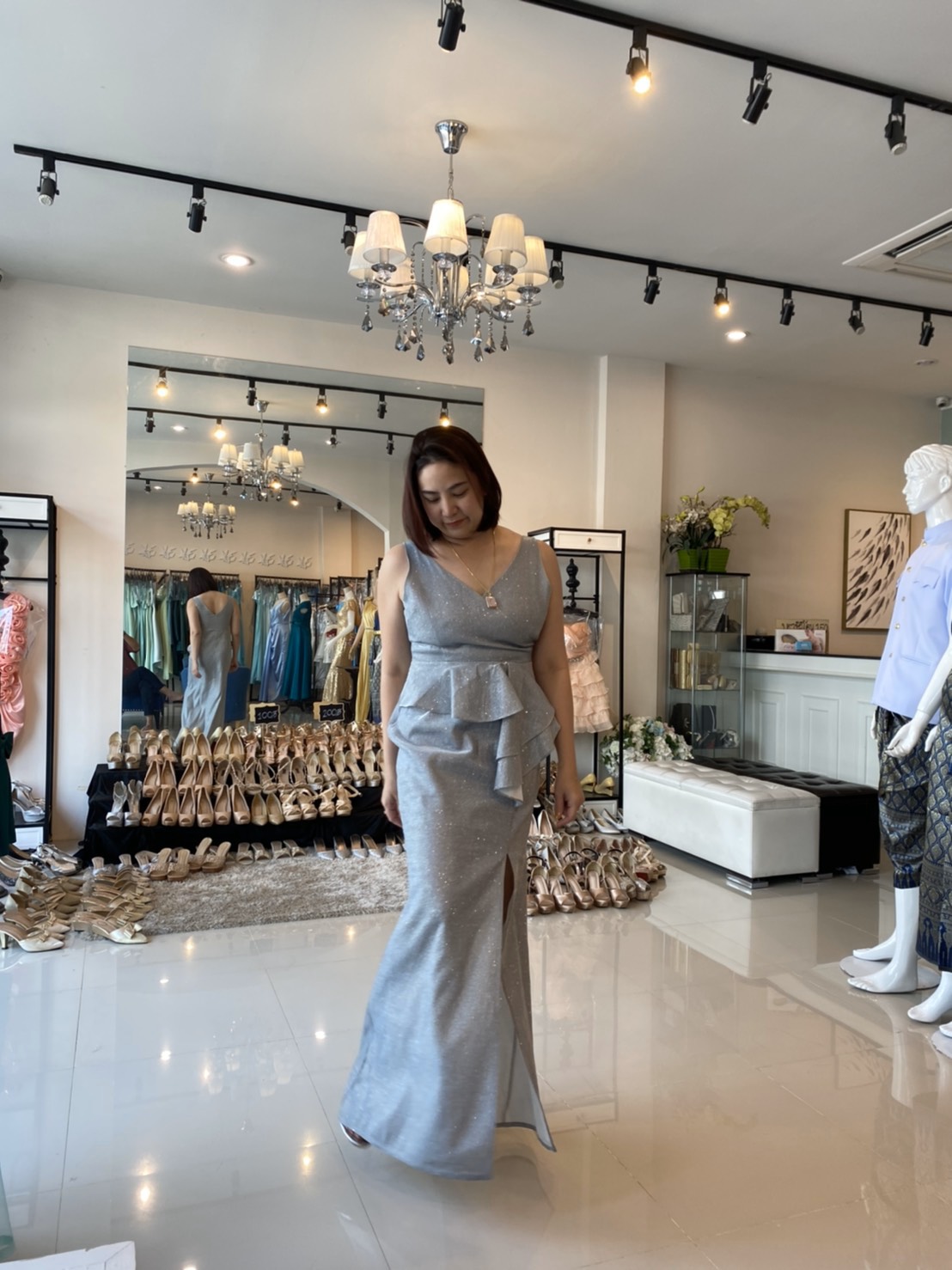 พร้อมเช่า ราตรียาว แขนกุด คอวี แต่งระบายช่วงเอว หรูหรา ผ้า Glitter สีเทา