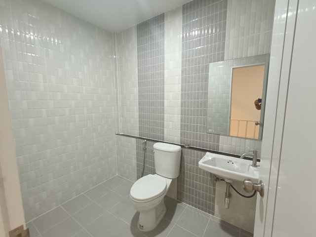 ขายทาวน์เฮ้าส์หมู่บ้านปัฐวิกรณ์ รามอินทรา 44 มี 2 ห้องนอน 2 ห้องน้ำ รีโนเวทใหม่พร้อมอยู่ ใกล้รถไฟฟ้า ฟรีโอน