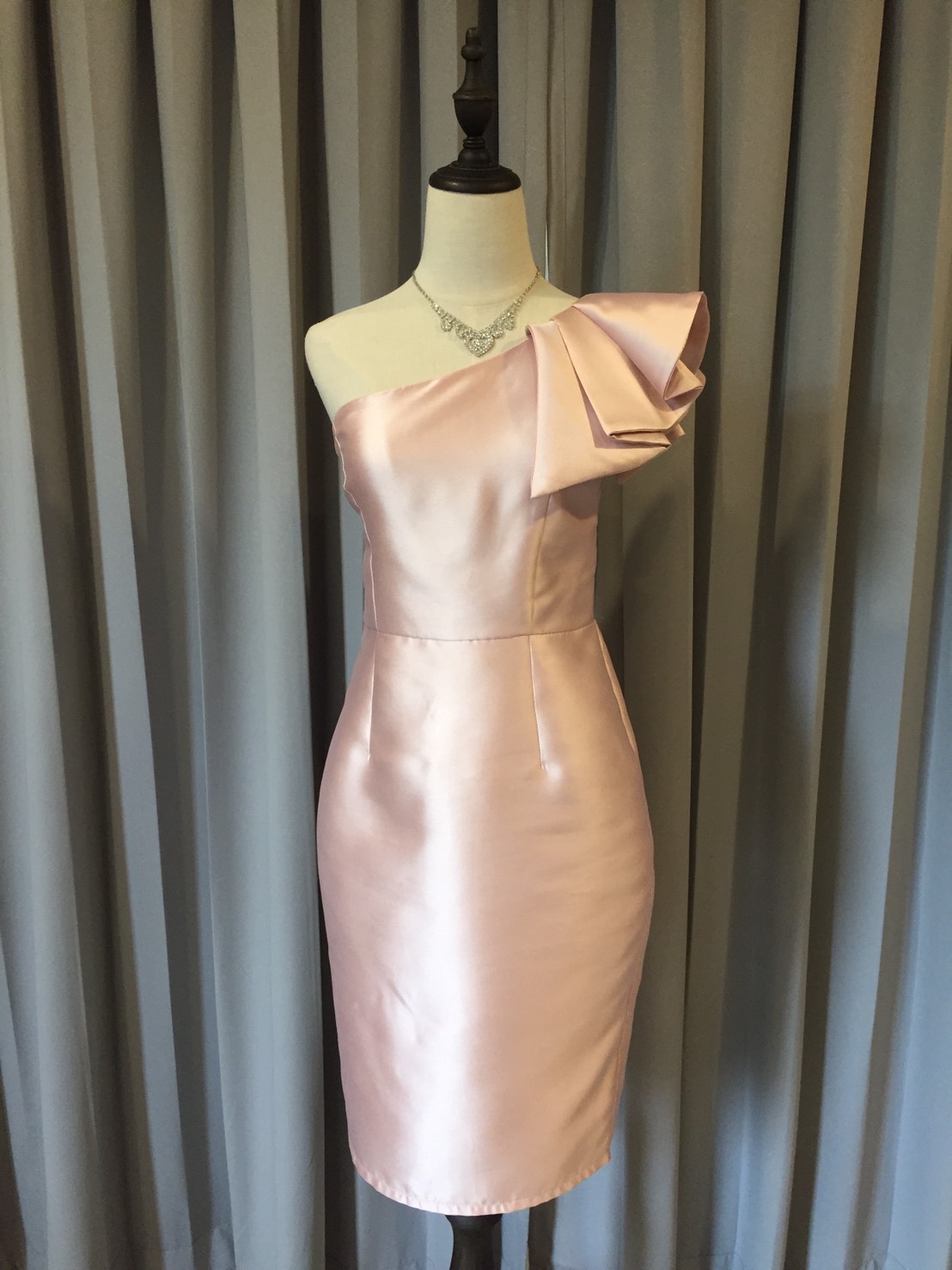 พร้อมเช่า ราตรีสั้น ไหล่เดียว ชุดเดรสเดรสเนื้อไหม ทรงเข้ารูป แต่งระบาย สีชมพู