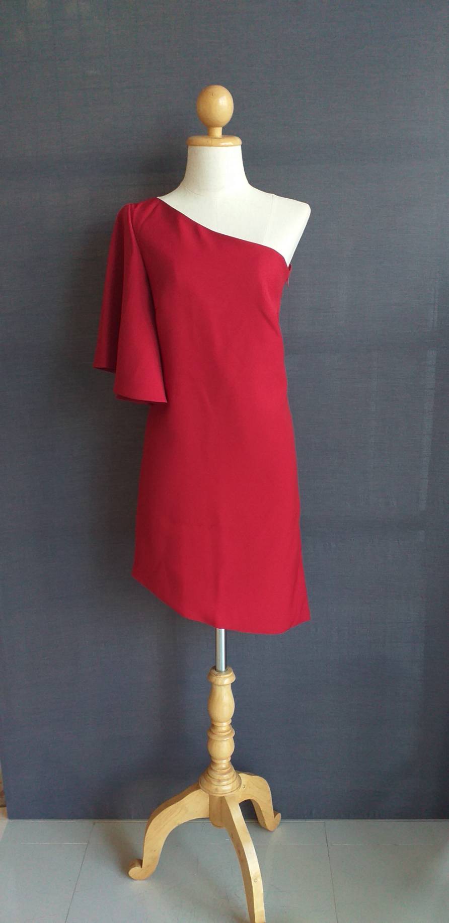 พร้อมส่ง ชุดออกงาน แบบเรียบหรู ปาดไหล่ สีแดงไวน์ ใส่ได้ทั้งงานเช้า งานเย็น (เหลือเฉพาะไซส์ S)