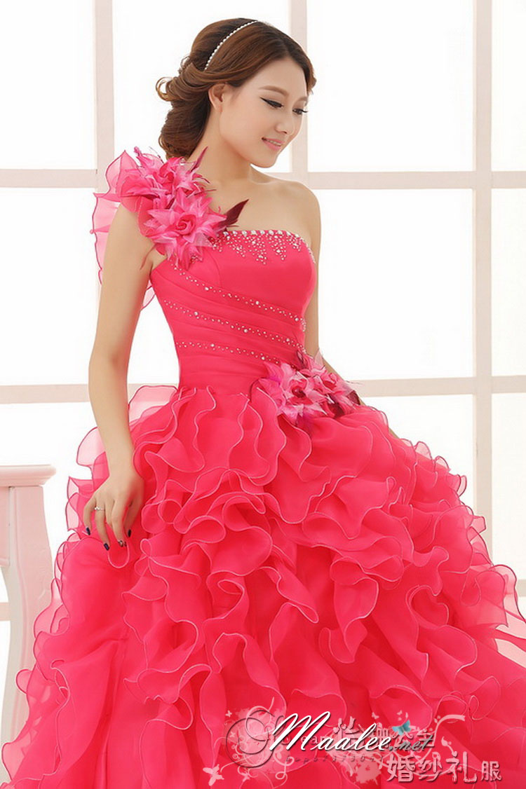 พร้อมเช่า ชุดแฟนซี ชุดราตรียาว ไหล่เฉียง สีชมพู กระโปรงระบายย้วย แต่งดอกไม้