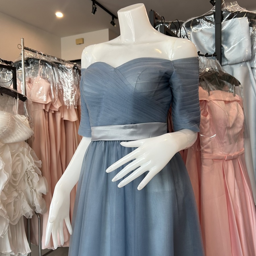 พร้อมเช่า ชุดราตรียาว & แบบปาดไหล่ สีฟ้าอมเทา กระโปรงผ้าโปร่งตาข่ายนิ่ม ใส่สบายตัว อกจับจีบ ผ้าซาตินคาดเอว (เชือกผูกหลัง)