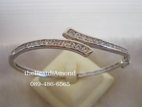 BB035RD+++กำไลแถวแบบเกย+++กำไลน่ารักๆๆๆ เป็นแถวมาเกยกัน เรียบ แต่ดูดี ใส่ติดข้อมือได้เลย หรูหราพอสมควร มีดีไซน์ งานเรียบร้อย เพชรสวยมากๆ