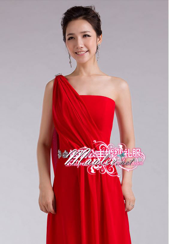 พร้อมส่ง ชุดราตรียาว ไหล่เดียว สีแดง จับเตรปสไตล์กรีก คาดคริสตัลช่วงเอว