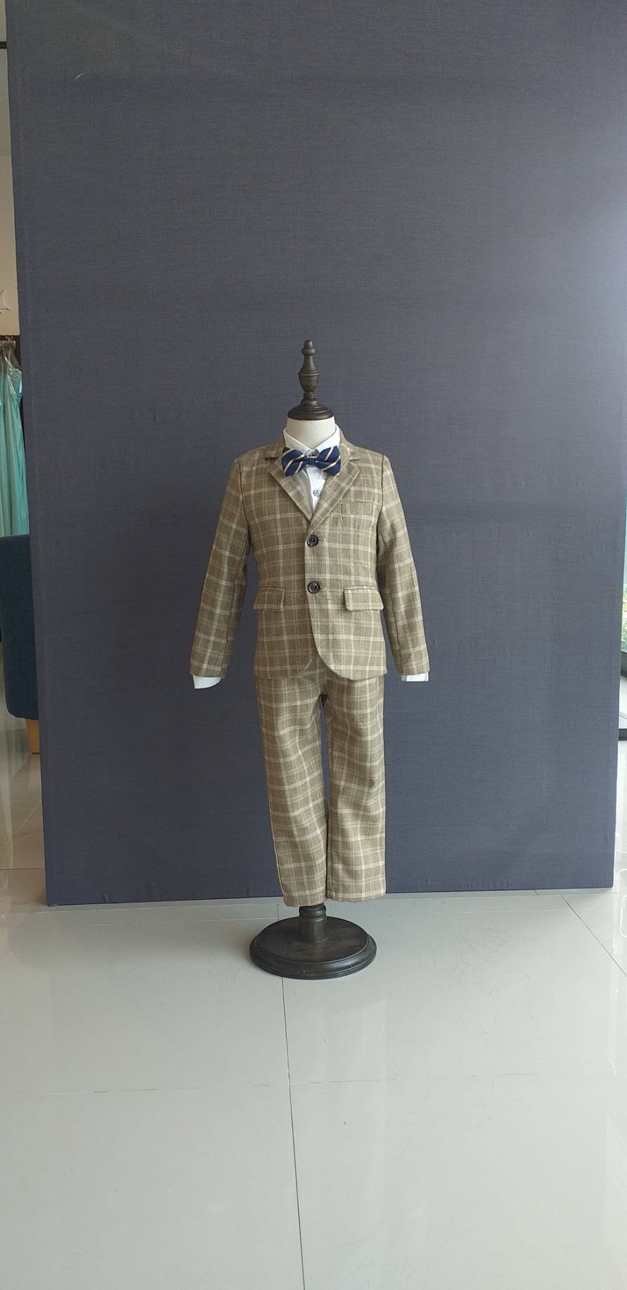 พร้อมเช่า ชุดสูทเด็กชาย สีกากีลายตาราง ** พร้อมเช่าไซส์ 100 , 110 , 120,130,140,150 **