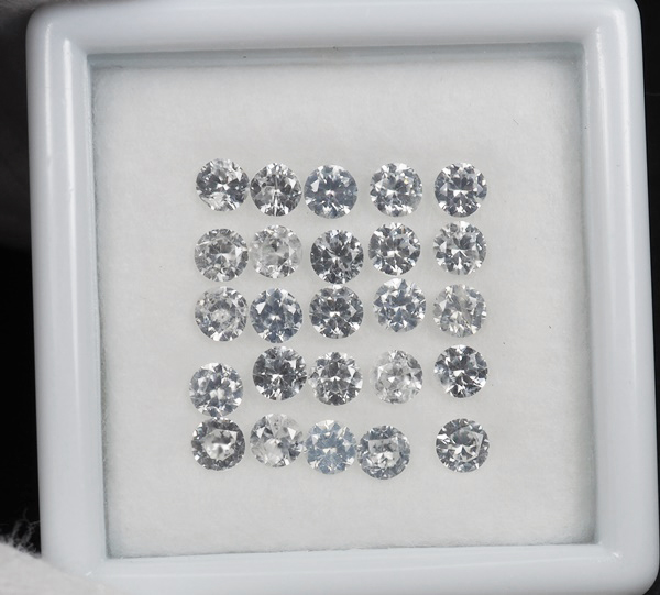 เพทายขาวเจียรเหลี่ยมเพชร 6.65 กะรัต 25 ชิ้น 3.6 มิล