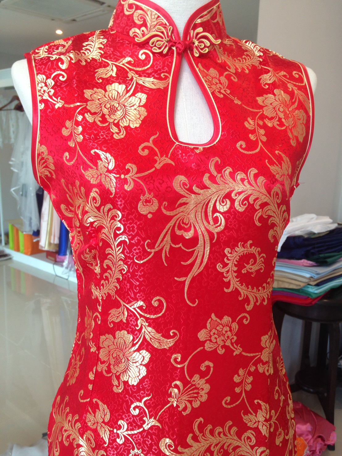 Pre-order กี่เพ้า แขนกุด สีแดง ลายหงส์ ผ้าไหมจีน กุ๊นขอบ ตัดเย็บอย่างดี