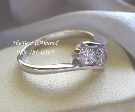 BR043RD+++แหวนเฉียงเพชร 2 เม็ด+++ งานน่ารักมาก เพชรเฉียง ตัวเรือนเอี้ยวนิดๆ สวยเก๋ค่ะ