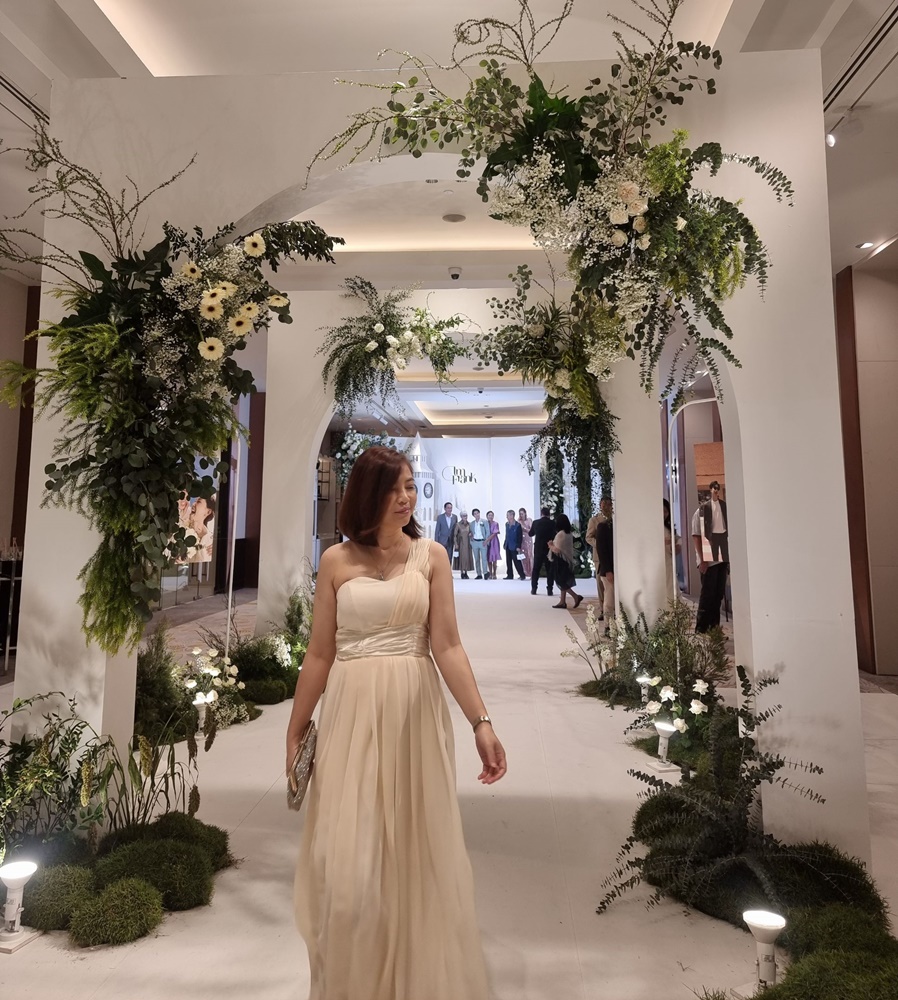 พร้อมส่ง ชุดราตรียาว เกาะอก ไหล่เดียว ผ้าชีฟองพลิ้วสวย คอ sweet heart แต่งเอวผ้าซาติน สีครีม