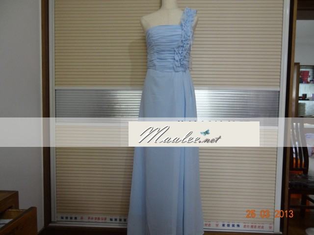 พร้อมเช่า ชุดราตรียาว ไหล่เดียว จับจีบตลอดช่วงเอว แต่งระบายไหล่ซ้าย เรียบหรู สีฟ้า