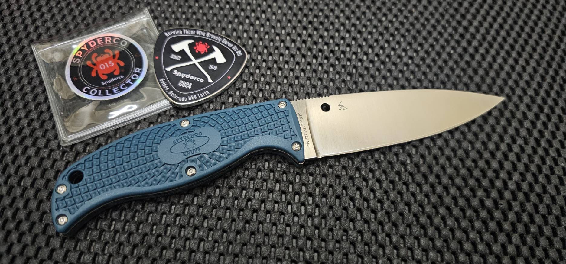 Spyderco Enuff Leaf Fixed Blade Knife Blue FRN (3.95" Satin K390) พร้อมเหรียญ Spyderco Fire Dragon Wildland Firefighter Coin