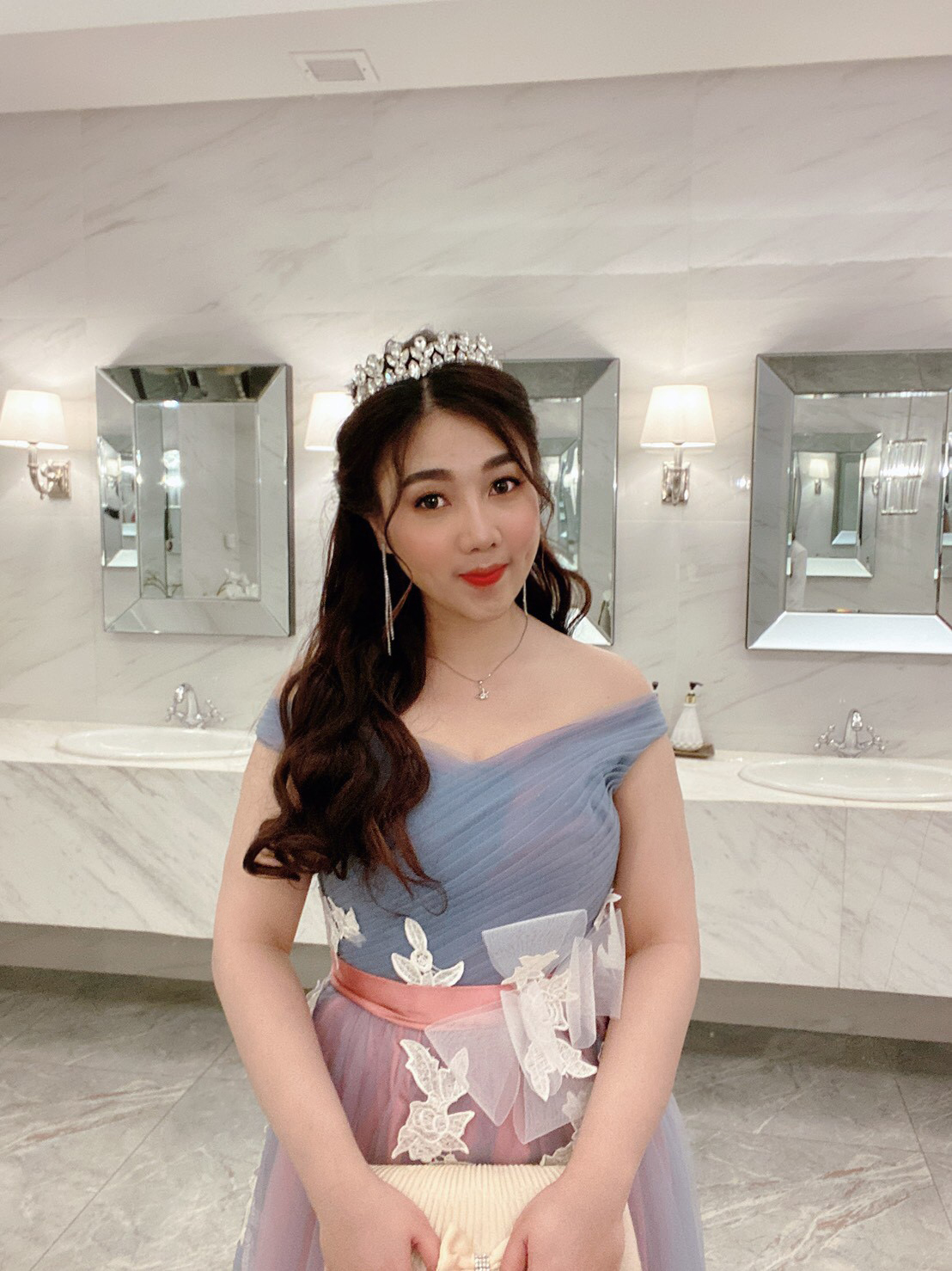 พร้อมเช่า ชุดราตรียาว แบบไหล่ปาด สีเทา-ชมพู Two Tone สไตล์เจ้าหญิง สวยหวานน่ารักมาก เนื้อผ้าตาข่าย แต่งโบว์และลูกไม้ช่วงเอว (เชือกผูกหลัง)