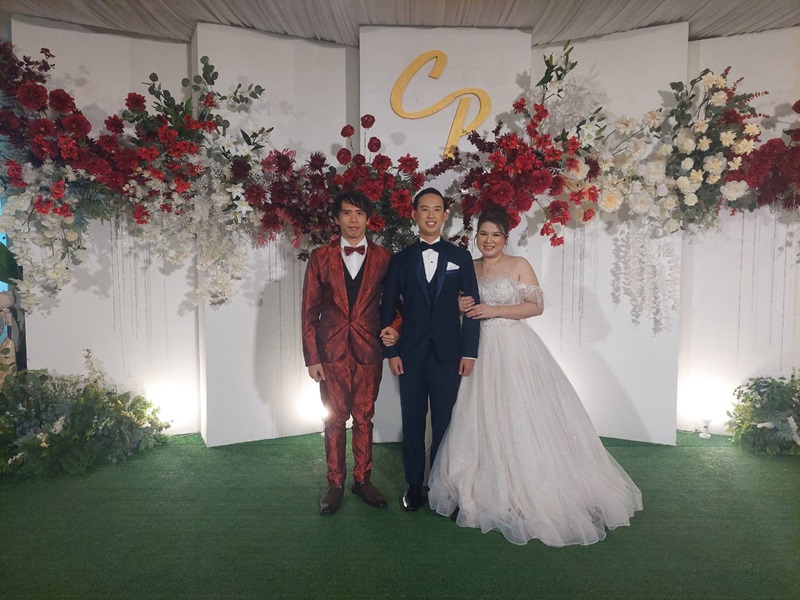 พร้อมเช่า ชุดสูทชาย สีแดง พิมพ์ลาย เนื้อผ้าแพรแบบหรูมาก