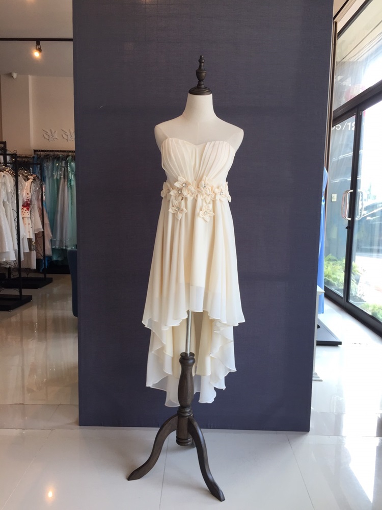 พร้อมเช่า ชุดราตรีสั้น เกาะอก หน้าสั้นหลังยาว แต่งดอกเพิ่มคริสตัล สีครีม