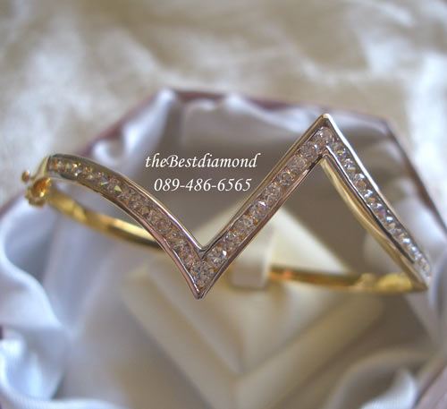 BL012++กำไลมงกุฎ++กำไลน่ารักๆๆ ดูเป็นรูปมงกุฎ หรือ รูปหยัก แบบ Modern ก็ได้ค่ะ งานทันสมัย โฉบเฉี่ยว ออกเปรี้ยวทันสมัยนิดๆค่ะ ข้อมืออวบๆก็ใส่ได้นะคะ