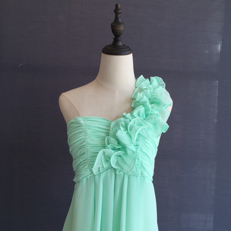 พร้อมส่ง ชุดราตรีสั้น ไหล่เดียว จับเดรปหน้าอก แต่งระบายช่วงไหล่ สีเขียวอ่อน