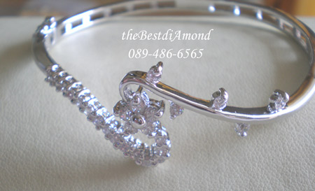 BB016RD+++กำไลcurve ดอกไม้+++กำไลน่ารักๆๆๆ เป็นรูปดอกไม้อยู่ใน curve ดีไซน์น่ารัก เก๋ไก๋ ดูModernมากๆ เหมือนออกจากร้านเพชรเลยค่ะ