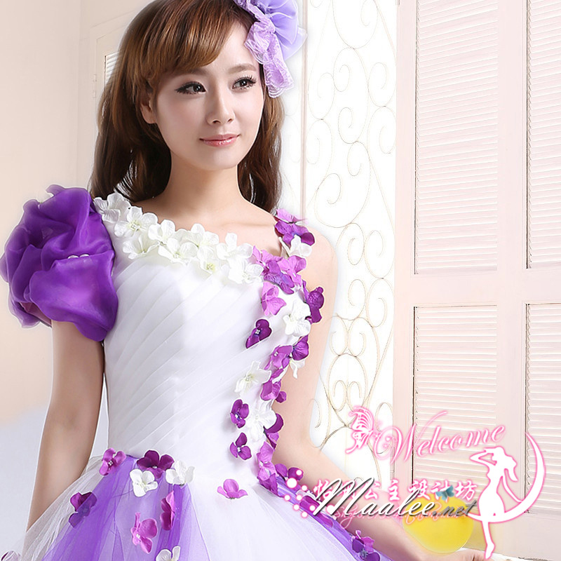 พร้อมเช่า ชุดแฟนซี ชุดราตรียาว ไหล่เฉียงแขนตุ๊กตา สีม่วง ขาว แต่งดอกไม้สามมิติ