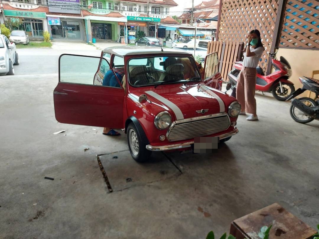 ผ้ายางปูพื้นรถยนต์ Rover Mini ปูกระดุมเล็ก PVC สีแดงขอบแดง เข้ารูป
