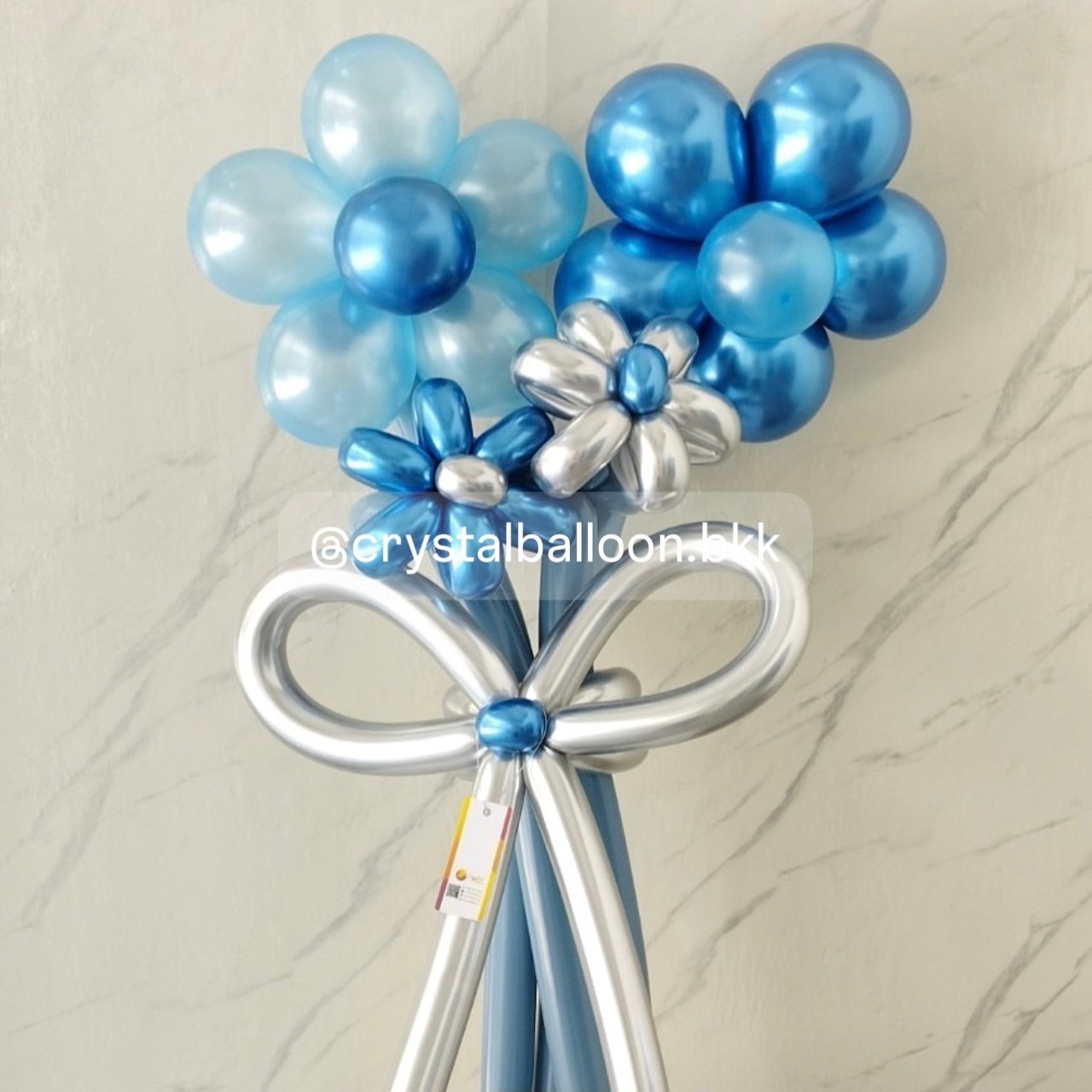 Flower Balloon Medium Bouquet ช่อ 4 ดอก โทนสีน้ำเงิน-สีเงิน พร้อมตกแต่ง สามารถเปลี่ยนสีลูกโป่งได้