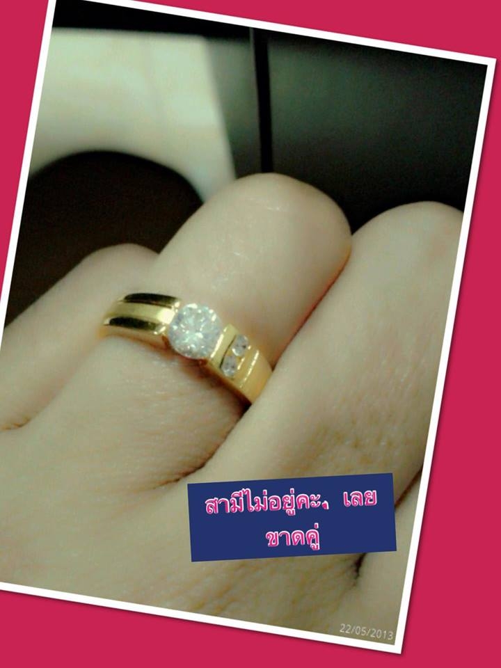 BR042RD+++แหวนเพชรเดี่ยวค่ะ เม็ดกลม เท่ห์ เรียบ ดูมี Style ล้อมด้วยเพชรเล็ก 2 เม็ดค่ะ ชุปทองแท้ 24 K