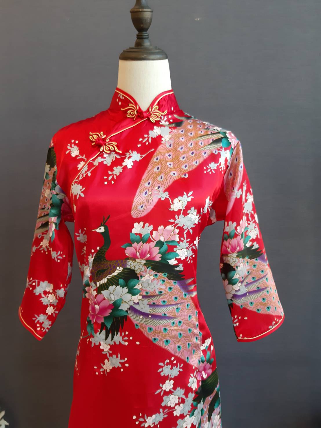 Pre-order กี่เพ้า สีแดง แขนสี่ส่วน ลายนกยูง ตัดเย็บอย่างดี