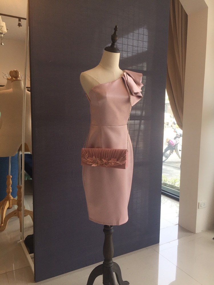 พร้อมเช่า ราตรีสั้น เดรสไหล่เดียว ผ้าดัชเชส ทรงเข้ารูป แต่งระบาย สีชมพู