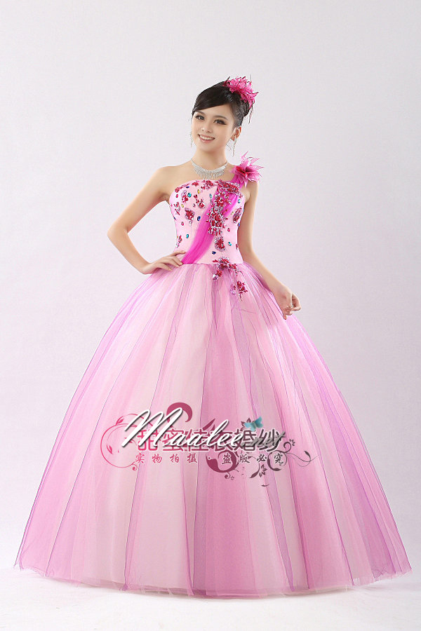 พร้อมเช่า ชุดแฟนซี ชุดราตรียาว ไหล่เฉียง สีชมพูหวาน ปักเลื่อมสีอัญมณี