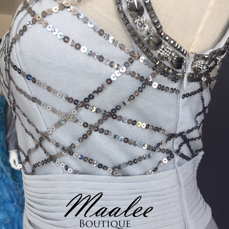 พร้อมเช่า ชุดราตรียาว แขนกุด สีเทา