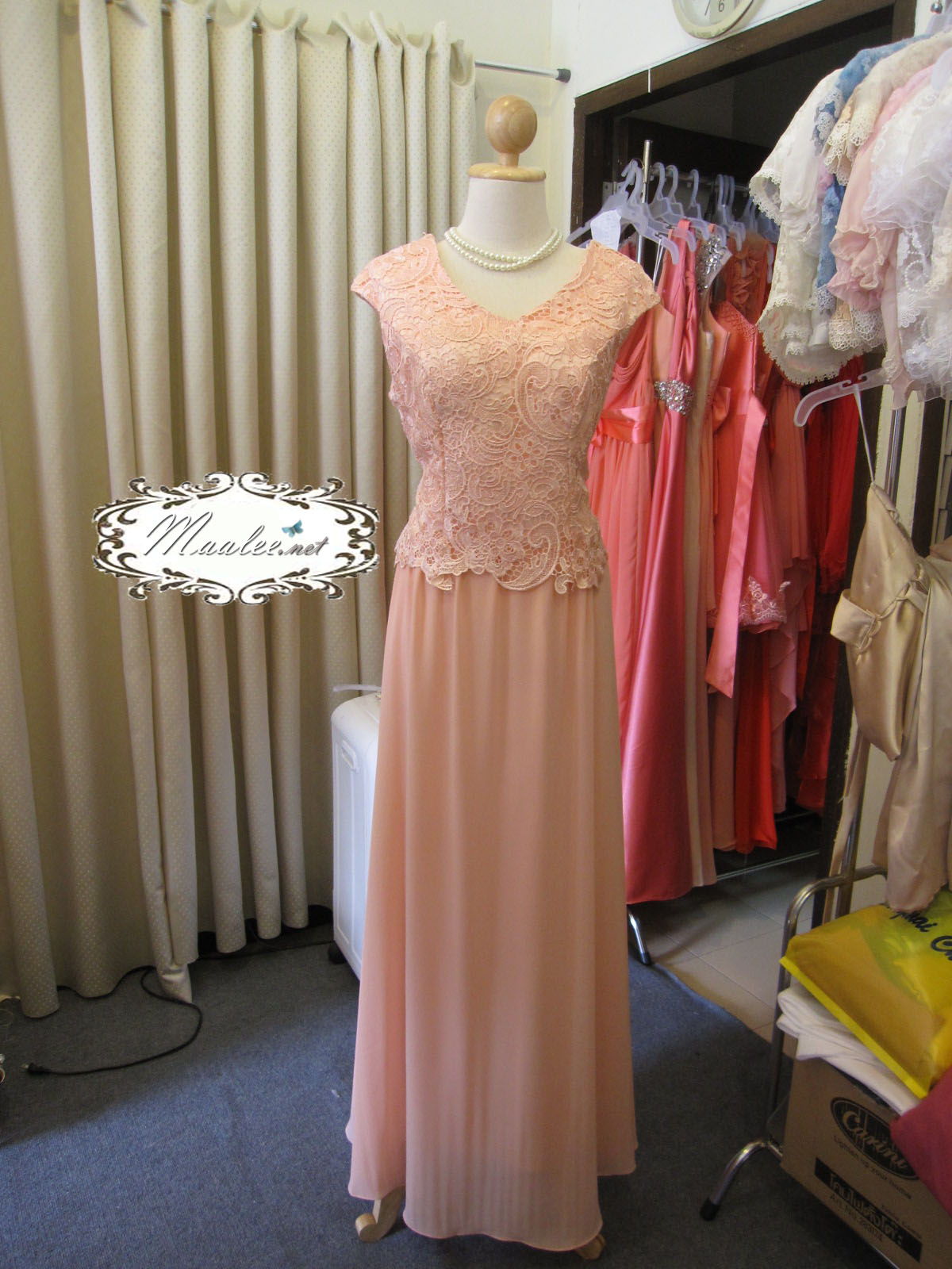 พร้อมส่ง ชุดราตรียาว สีพีช โอโรสอ่อน แต่งลูกไม้ฉลุ กระโปรงผ้าชีฟองพลิ้วสวย