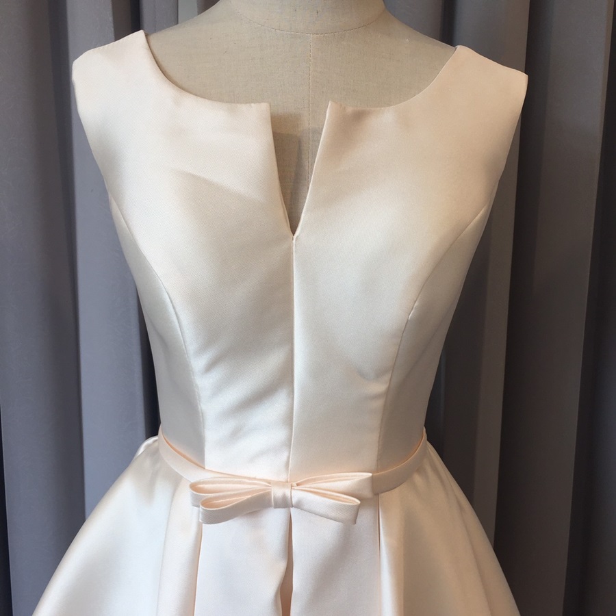 พร้อมเช่า ชุดราตรีสั้น แบบแขนกุด ผ้าซาตินเรียบหรู กระโปรงทรงA แต่งโบว์2ชั้น ช่วงเอว สีครีม Champagne (เชือกผูกหลัง)