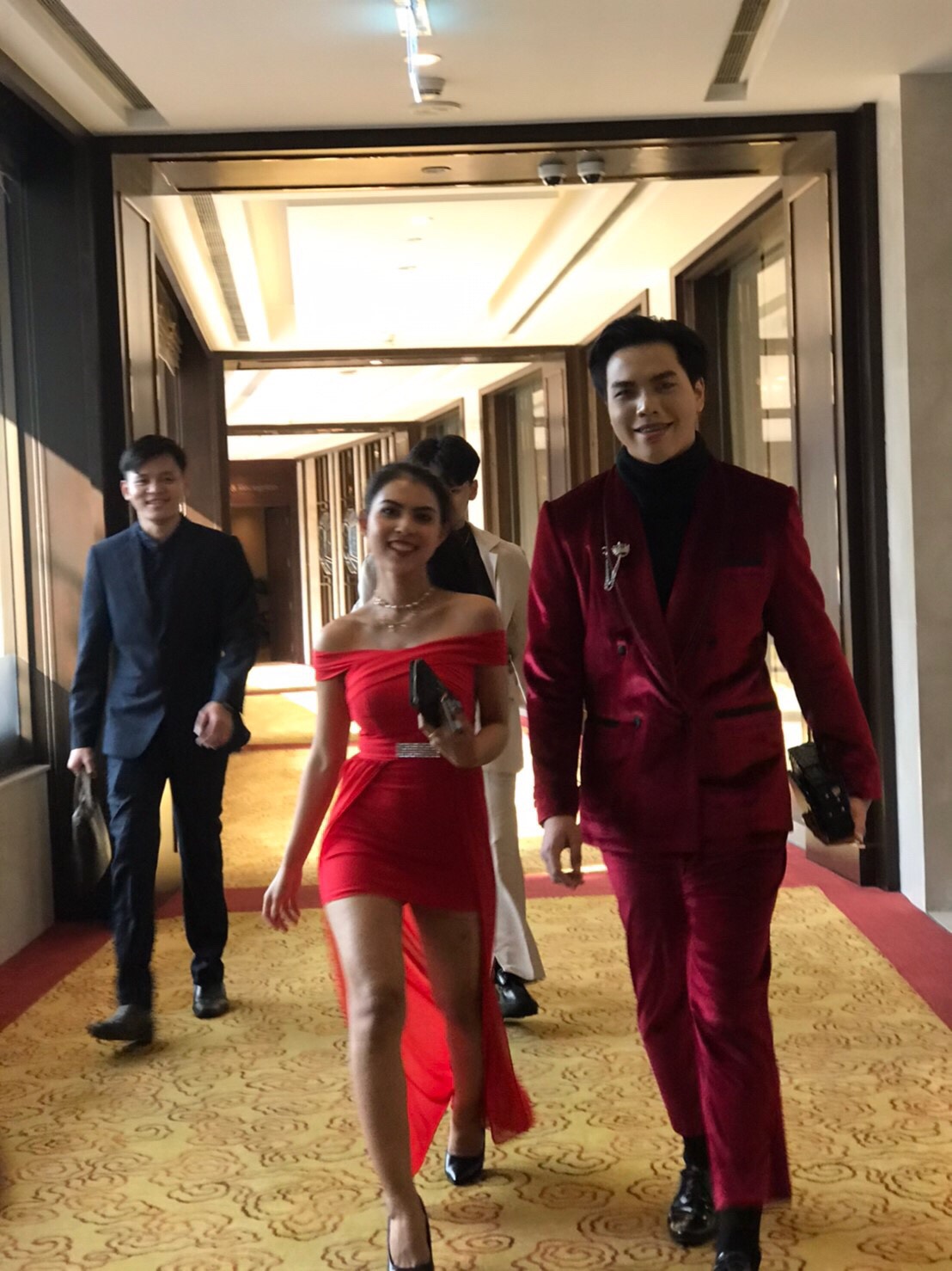 สูทแฟนซี สูท แดงแต่งขอบดำ กระดุมคู่ เนื้อผ้ากำหยี่ หรูหรา